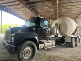 1986 10.5 Yard Concrete Mixer (1 of 4)
